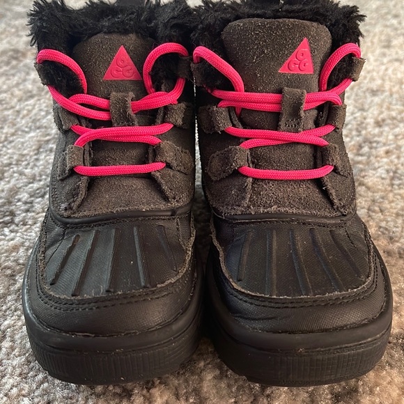Nike Kids ACG Fur Lined Sneaker Boots Size:11C Hot Pink Black and Grey - Picture 2 of 15